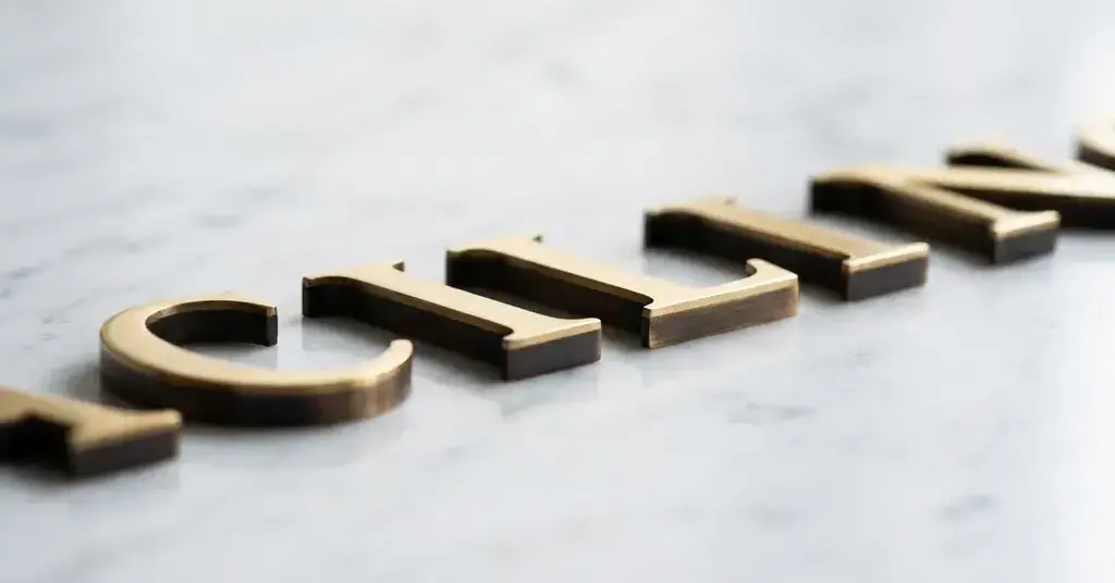 lettere in bronzo per lapidi